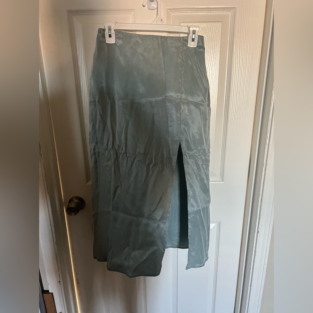 Mid length satin skirt. Side slit. Size S.
